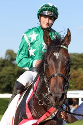 04.10.2026, Duesseldorf, Nordrhein-Westfalen, GER - New Emerald mit Sibylle Vogt nach dem Sieg im Grossen Preis der Landeshauptstadt Duesseldorf. Galopprennbahn Duesseldorf-Grafenberg. (Pferd, Jockey, New Emerald, Vogt, Sieg) 261004SG795DUESSELDORF.JPG