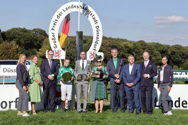 04.10.2026, Duesseldorf, Nordrhein-Westfalen, GER - Siegerehrung: New Emerald mit Sibylle Vogt gewinnt den Grossen Preis der Landeshauptstadt Duesseldorf. Galopprennbahn Duesseldorf-Grafenberg. (Siegerehrung, New Emerald, Vogt, Sieg) 261004SG797DUESSELDORF.JPG