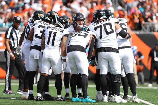 CINCINNATI, OH - OCTOBER 04: The Jacksonville Jaguars offense huddles during the game between the Jacksonville Jaguars and the Cincinnati Bengals at Paycor Stadium on October 4, 2026 in Cincinnati, OH. (Photo by Ian Johnson Icon Sportswire) NFL, American Football Herren, USA OCT 04 Jaguars at Bengals EDITORIAL USE ONLY Icon261004001