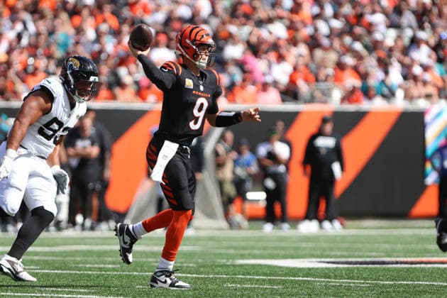 CINCINNATI, OH - OCTOBER 04: Cincinnati Bengals quarterback Joe Burrow (9) passes the ball during the game between the Jacksonville Jaguars and the Cincinnati Bengals at Paycor Stadium on October 4, 2026 in Cincinnati, OH. (Photo by Ian Johnson Icon Sportswire) NFL, American Football Herren, USA OCT 04 Jaguars at Bengals EDITORIAL USE ONLY Icon261004010