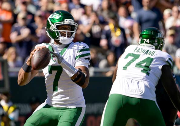 New York Jets quarterback Geno Smith (7) looks for an open receiver against the Chicago Bears at Soldier Field in Chicago on Sunday, October 4, 2026.  CHI20261004101 MARKxBLACK
