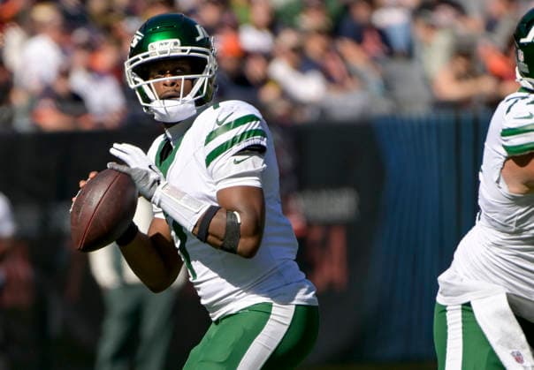 New York Jets quarterback Geno Smith (7) looks for an open receiver against the Chicago Bears at Soldier Field in Chicago on Sunday, October 4, 2026.  CHI20261004106 MARKxBLACK