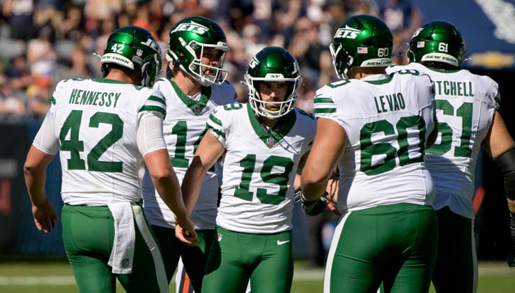New York Jets place kicker Jason Sanders (19) celebrates his second quarter field goal against the Chicago Bears at Soldier Field in Chicago on Sunday, October 4, 2026.  CHI20261004107 MARKxBLACK