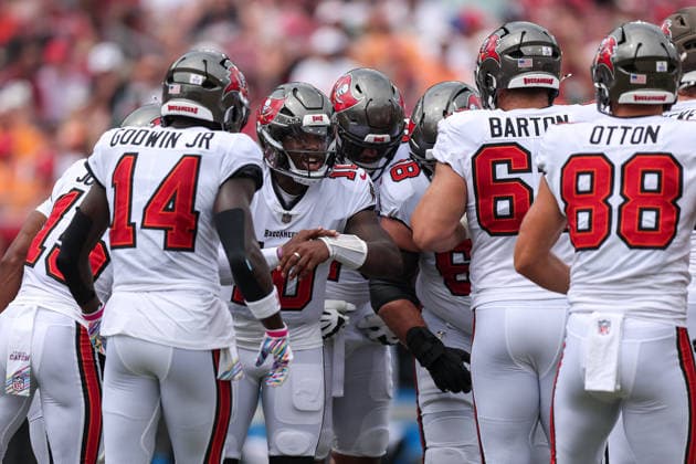 Oct 4, 2026; Tampa, FL, USA; Tampa Bay Buccaneers quarterback Jalon Daniels (10) calls a play in the huddle during the NFL, American Football Herren, USA game between the Green Bay Packers and Tampa Bay Buccaneers at Raymond James Stadium. Mandatory Credit: Taylor McFee-Cal Media NFL 2026: Packers Vs Buccaneers OCT 04  - ZUMAc04_ 20261004_zma_c04_049 Copyright: xTaylorxMcfeex