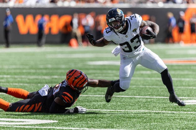 NFL, American Football Herren, USA 2026: Jaguars Vs Bengals OCT 04 Oct 4, 2026; Cincinnati, OH, USA; Jacksonville Jaguars running back Bhayshul Tuten (33) runs with the ball during NFL game action against the Cincinnati Bengals at Paycor Stadium. Mandatory Credit: John Mersits-Cal Media (Credit Image: Â John Mersits Cal Sport Media) Cincinnati Oh USA EDITORIAL USE ONLY Copyright: xx ZUMA-20261004_zma_c04_031.jpg JohnxMersitsx csmphotothree530969