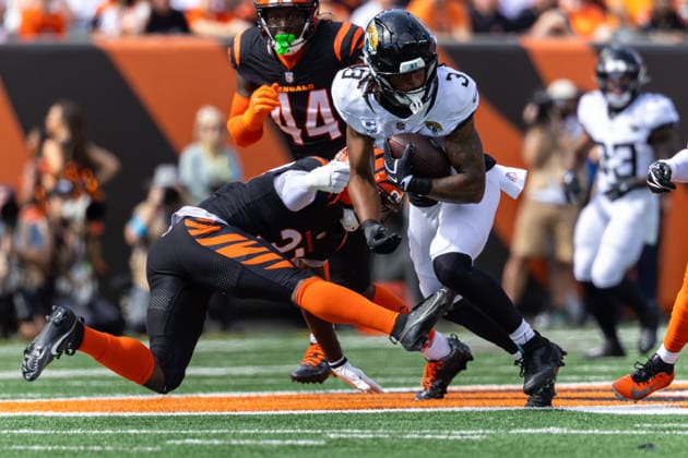 NFL, American Football Herren, USA 2026: Jaguars Vs Bengals OCT 04 Oct 4, 2026; Cincinnati, OH, USA; Jacksonville Jaguars wide receiver Jakobi Meyers (3) runs with the ball after the catch during NFL game action against the Cincinnati Bengals at Paycor Stadium. Mandatory Credit: John Mersits-Cal Media (Credit Image: Â John Mersits Cal Sport Media) Cincinnati Oh USA EDITORIAL USE ONLY Copyright: xx ZUMA-20261004_zma_c04_028.jpg JohnxMersitsx csmphotothree530972