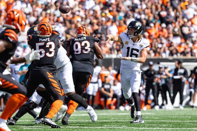 NFL, American Football Herren, USA 2026: Jaguars Vs Bengals OCT 04 Oct 4, 2026; Cincinnati, OH, USA; Jacksonville Jaguars quarterback Trevor Lawrence (16) passes the ball during NFL game action against the Cincinnati Bengals at Paycor Stadium. Mandatory Credit: John Mersits-Cal Media (Credit Image: Â John Mersits Cal Sport Media) Cincinnati Oh USA EDITORIAL USE ONLY Copyright: xx ZUMA-20261004_zma_c04_027.jpg JohnxMersitsx csmphotothree530973