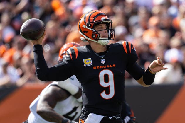 NFL, American Football Herren, USA 2026: Jaguars Vs Bengals OCT 04 Oct 4, 2026; Cincinnati, OH, USA; Cincinnati Bengals quarterback Joe Burrow (9) passes the ball during NFL game action against the Jacksonville Jaguars at Paycor Stadium. Mandatory Credit: John Mersits-Cal Media (Credit Image: Â John Mersits Cal Sport Media) Cincinnati Oh USA EDITORIAL USE ONLY Copyright: xx ZUMA-20261004_zma_c04_022.jpg JohnxMersitsx csmphotothree530978