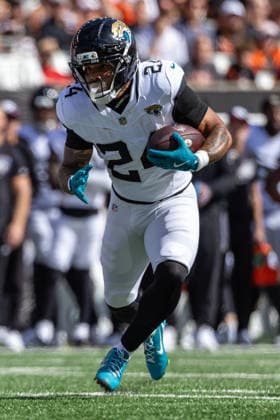 NFL, American Football Herren, USA 2026: Jaguars Vs Bengals OCT 04 Oct 4, 2026; Cincinnati, OH, USA; Jacksonville Jaguars running back Chris Rodriguez Jr. (24) runs with the ball during NFL game action against the Cincinnati Bengals at Paycor Stadium. Mandatory Credit: John Mersits-Cal Media (Credit Image: Â John Mersits Cal Sport Media) Cincinnati Oh USA EDITORIAL USE ONLY Copyright: xx ZUMA-20261004_zma_c04_019.jpg JohnxMersitsx csmphotothree530981