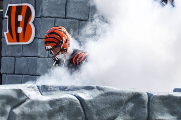 NFL, American Football Herren, USA 2026: Jaguars Vs Bengals OCT 04 Oct 4, 2026; Cincinnati, OH, USA; Cincinnati Bengals quarterback Joe Burrow (9) during player introductions prior to NFL game action against the Jacksonville Jaguars at Paycor Stadium. Mandatory Credit: John Mersits-Cal Media (Credit Image: Â John Mersits Cal Sport Media) Cincinnati Oh USA EDITORIAL USE ONLY Copyright: xx ZUMA-20261004_zma_c04_018.jpg JohnxMersitsx csmphotothree530982