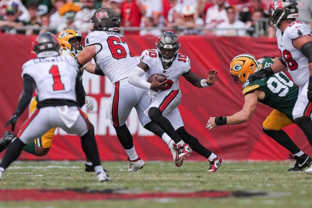 Oct 4, 2026; Tampa, FL, USA; Tampa Bay Buccaneers quarterback Jalon Daniels (10) runs the ball during the NFL, American Football Herren, USA game between the Green Bay Packers and Tampa Bay Buccaneers at Raymond James Stadium. Mandatory Credit: Taylor McFee-Cal Media NFL 2026: Packers Vs Buccaneers OCT 04  - ZUMAc04_ 20261004_zma_c04_056 Copyright: xTaylorxMcfeex