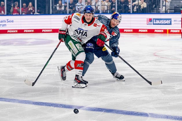 Kampf um den Puck Zweikampf zwischen Noel Hoefenmayer (Augsburger Panther, 22) und Patrick Hager (EHC Red Bull Muenchen, 52) GER, EHC Red Bull Muenchen vs. Augsburger Panther, DEL, Saison 2026 2027, 6. Spieltag, 04.10.2026. Foto: HMB Media Heike Feiner Copyright: HMBxMedia HeikexFeiner