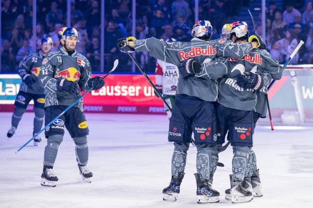 Die Muenchner bejubeln mit Ryan Murphy (EHC Red Bull Muenchen, 24) dessen Tor zum 1:0 GER, EHC Red Bull Muenchen vs. Augsburger Panther, DEL, Saison 2026 2027, 6. Spieltag, 04.10.2026. Foto: HMB Media Heike Feiner Copyright: HMBxMedia HeikexFeiner