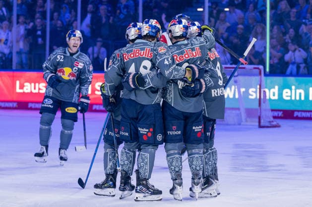 Die Muenchner bejubeln mit Ryan Murphy (EHC Red Bull Muenchen, 24) dessen Tor zum 1:0 GER, EHC Red Bull Muenchen vs. Augsburger Panther, DEL, Saison 2026 2027, 6. Spieltag, 04.10.2026. Foto: HMB Media Heike Feiner Copyright: HMBxMedia HeikexFeiner