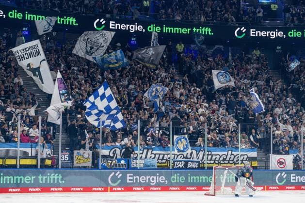 Die Muenchner Fans in der Nordkurve hinter Mathias Niederberger (Torwart, EHC Red Bull Muenchen, 35) bejubeln das Tor zum 1:0 GER, EHC Red Bull Muenchen vs. Augsburger Panther, DEL, Saison 2026 2027, 6. Spieltag, 04.10.2026. Foto: HMB Media Heike Feiner Copyright: HMBxMedia HeikexFeiner