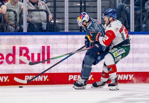 Kampf um den Puck Zweikampf zwischen Taro Hirose (EHC Red Bull Muenchen, 17) und Noel Hoefenmayer (Augsburger Panther, 22) GER, EHC Red Bull Muenchen vs. Augsburger Panther, DEL, Saison 2026 2027, 6. Spieltag, 04.10.2026. Foto: HMB Media Heike Feiner Copyright: HMBxMedia HeikexFeiner