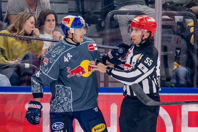 Lucas Thaler (EHC Red Bull Muenchen, 48) wird von Linesperson Marcus Hoefer Richtung Strafbank geschoben GER, EHC Red Bull Muenchen vs. Augsburger Panther, DEL, Saison 2026 2027, 6. Spieltag, 04.10.2026. Foto: HMB Media Heike Feiner Copyright: HMBxMedia HeikexFeiner