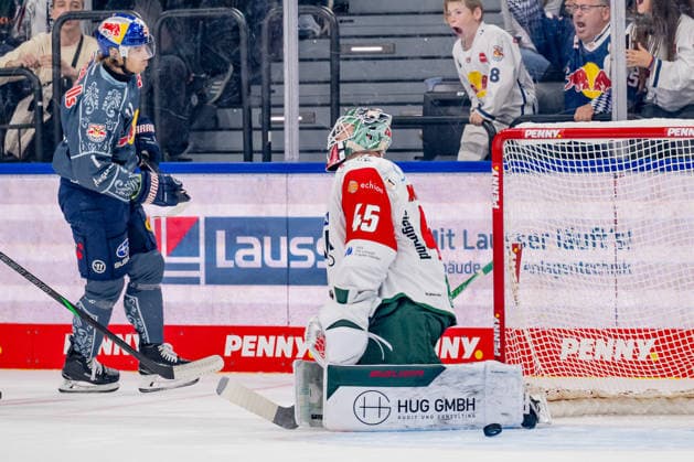 Markus Eisenschmid (EHC Red Bull Muenchen, 11) hat hier eben das Tor zum 2:1 in Unterzahl shorthanded gegen Tobias Ancicka (Torwart, Augsburger Panther, 45) erzielt GER, EHC Red Bull Muenchen vs. Augsburger Panther, DEL, Saison 2026 2027, 6. Spieltag, 04.10.2026. Foto: HMB Media Heike Feiner Copyright: HMBxMedia HeikexFeiner