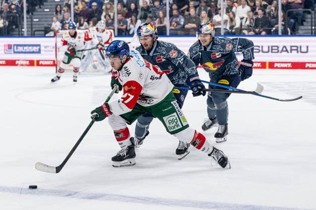 Kyle Mayhew (Augsburger Panther, 27) verfolgt von Taro Hirose (EHC Red Bull Muenchen, 17) und Brady Ferguson (EHC Red Bull Muenchen, 12) GER, EHC Red Bull Muenchen vs. Augsburger Panther, DEL, Saison 2026 2027, 6. Spieltag, 04.10.2026. Foto: HMB Media Heike Feiner Copyright: HMBxMedia HeikexFeiner