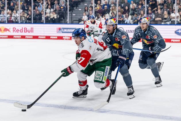 Kyle Mayhew (Augsburger Panther, 27) verfolgt von Taro Hirose (EHC Red Bull Muenchen, 17) und Brady Ferguson (EHC Red Bull Muenchen, 12) GER, EHC Red Bull Muenchen vs. Augsburger Panther, DEL, Saison 2026 2027, 6. Spieltag, 04.10.2026. Foto: HMB Media Heike Feiner Copyright: HMBxMedia HeikexFeiner