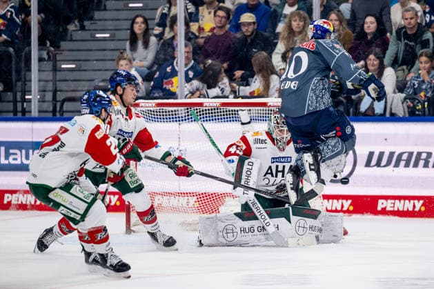 Sprung von Elis Hede (EHC Red Bull Muenchen, 10) vor Tobias Ancicka (Torwart, Augsburger Panther, 45), um den Weg fuer den Puck Richtung Tor frei zu machen GER, EHC Red Bull Muenchen vs. Augsburger Panther, DEL, Saison 2026 2027, 6. Spieltag, 04.10.2026. Foto: HMB Media Heike Feiner Copyright: HMBxMedia HeikexFeiner