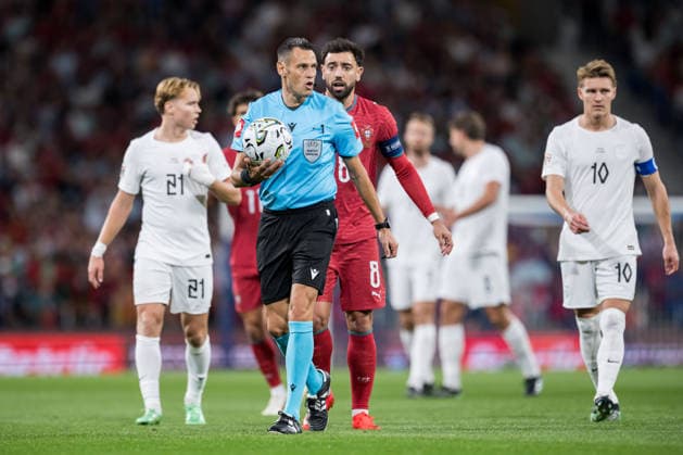 261004 Referee Maurizio Mariani and Bruno Fernandes of Portugal during the Nations League football match between Portugal and Norway on October 4, 2026 in Porto. Photo: Vegard Grott BILDBYRAN kod VG VG1020 bbeng fotboll football soccer fotball nations league landskamp norge norway portugalbbeng fotboll football soccer fotball nations league landskamp norge norway portugal Copyright: VEGARDxGRoTT BB261004VG042