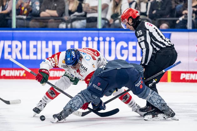Linesperson Marcus Hoefer fuehrt ein Bully Faceoff aus zwischen Enrico Henriquez (Augsburger Panther, 52) und Patrick Hager (EHC Red Bull Muenchen, 52) GER, EHC Red Bull Muenchen vs. Augsburger Panther, DEL, Saison 2026 2027, 6. Spieltag, 04.10.2026. Foto: HMB Media Heike Feiner Copyright: HMBxMedia HeikexFeiner