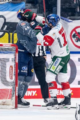 Kleine Keilerei zwsichen Trevor Carrick (EHC Red Bull Muenchen, 44) und Cameron Wright (Augsburger Panther, 16) GER, EHC Red Bull Muenchen vs. Augsburger Panther, DEL, Saison 2026 2027, 6. Spieltag, 04.10.2026. Foto: HMB Media Heike Feiner Copyright: HMBxMedia HeikexFeiner