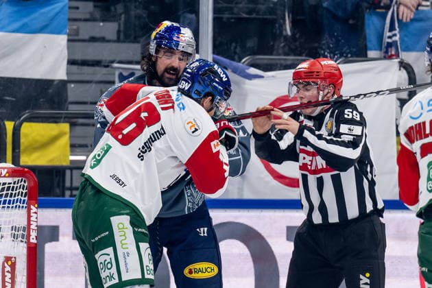 Kleine Keilerei zwsichen Trevor Carrick (EHC Red Bull Muenchen, 44) und Cameron Wright (Augsburger Panther, 16) GER, EHC Red Bull Muenchen vs. Augsburger Panther, DEL, Saison 2026 2027, 6. Spieltag, 04.10.2026. Foto: HMB Media Heike Feiner Copyright: HMBxMedia HeikexFeiner