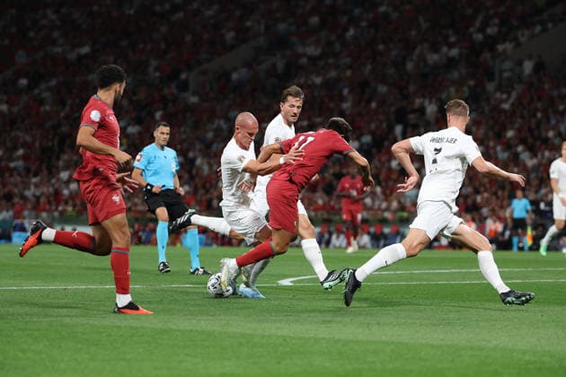 Porto, Portugal - October 04: Leo Oestigard (Norway), Joao Felix (Portugal) battles for the Ball during the UEFA Nations League 2026 27 League Phase Matchday 4 match between Portugal and Norway at Estadio do Dragao in Porto, Portugal Copyright: HMBxMedia JoaquimxFerreira