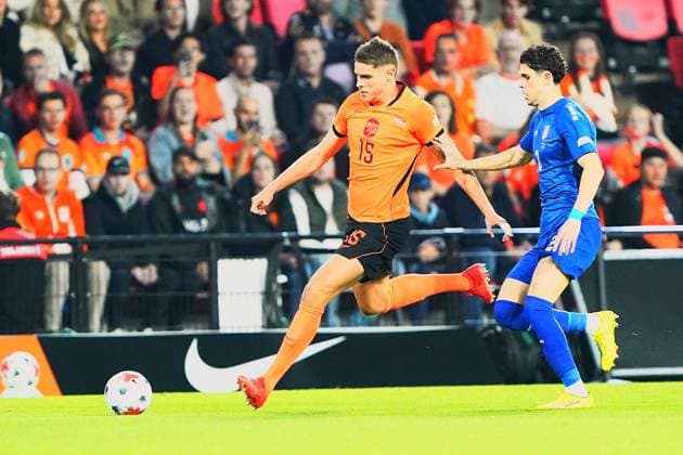 2026-10-04 UEFA Nations League: Netherlands v Serbia EINDHOVEN, NETHERLANDS - OCTOBER 4: Micky van de Ven of the Netherlands and Lazar Vujadin Samardzic of Serbia during the UEFA Nations League match between Netherlands and Serbia at Philips Stadion on October 4, 2026 in Eindhoven, Netherlands. Eindhoven Philips Stadion Netherlands Content not available for redistribution in The Netherlands directly or indirectly through any third parties. Copyright: xAndrexWeeningx
