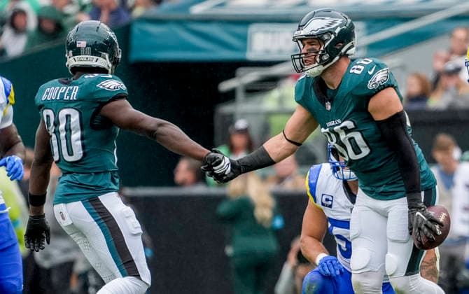 October 4, 2026, Philadelphia, Pa, USA: Oct 4, 2026; Philadelphia, PA, USA; Philadelphia Eagles tight end Zac Ertz celebrates after a catch at Lincoln Financial Field. Mandatory Credit: -Cal Media NFL, American Football Herren, USA 2026: Rams Vs Eagles OCT 04  - ZUMAcs17 20261004_faf_cs17_160 Copyright: xScottxSeriox