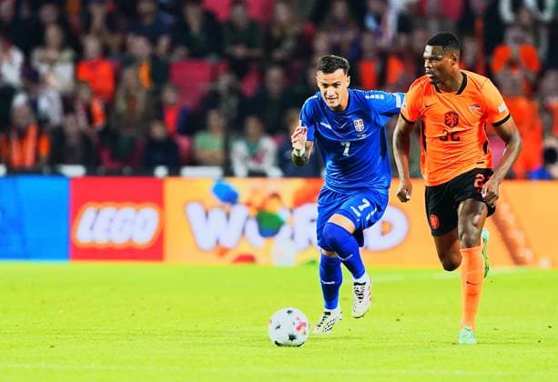 2026-10-04 UEFA Nations League: Netherlands v Serbia EINDHOVEN, NETHERLANDS - OCTOBER 4: Aleksandar Stankovic of Serbia and Denzel Dumfries of the Netherlands during the UEFA Nations League match between Netherlands and Serbia at Philips Stadion on October 4, 2026 in Eindhoven, Netherlands. Eindhoven Philips Stadion Netherlands Content not available for redistribution in The Netherlands directly or indirectly through any third parties. Copyright: xAndrexWeeningx