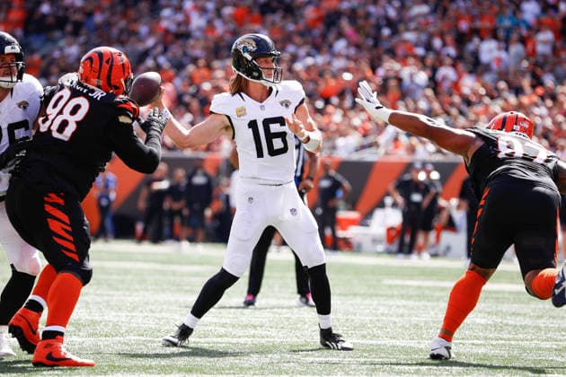 CINCINNATI, OH - OCTOBER 04: Jacksonville Jaguars quarterback Trevor Lawrence (16) passes the ball during the game between the Jacksonville Jaguars and the Cincinnati Bengals at Paycor Stadium on October 4, 2026 in Cincinnati, OH. (Photo by Ian Johnson Icon Sportswire) NFL, American Football Herren, USA OCT 04 Jaguars at Bengals EDITORIAL USE ONLY Icon261004011