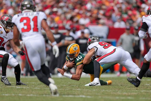 NFL, American Football Herren, USA 2026: Packers Vs Buccaneers OCT 04 Oct 4, 2026; Tampa, FL, USA; Tampa Bay Buccaneers quarterback Jalon Daniels (10) dives with the ball during the NFL game between the Green Bay Packers and Tampa Bay Buccaneers at Raymond James Stadium. Mandatory Credit: Taylor McFee-Cal Media (Credit Image: Â Taylor Mcfee Cal Sport Media) Tampa Fl USA EDITORIAL USE ONLY Copyright: xx ZUMA-20261004_zma_c04_066.jpg TaylorxMcfeex csmphotothree531002