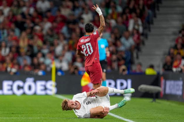 Soccer, Nations League Portugal vs. Norway, Nations League Porto, Portugal 20261004 Norway’s David Moller Wolfe is tackled by Portugal’s João Cancelo during the international soccer match between Portugal and Norway in the Nations League at Estádio do Dragão. Photo: Lise Aserud, NTB, Porto, Portugal. EDITORIAL USE ONLY. RESTRICTED USE FOR BETTING COMPANIES  Copyright: xLisexAserudxx xNTBx
