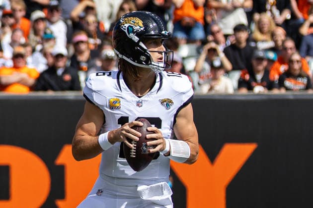 Oct 4, 2026; Cincinnati, OH, USA; Jacksonville Jaguars quarterback Trevor Lawrence (16) sets in the pocket during NFL, American Football Herren, USA game action against the Cincinnati Bengals at Paycor Stadium. Mandatory Credit: -Cal Media Cincinnati USA - ZUMAc04_ 20261004_zma_c04_015 Copyright: xJohnxMersitsx