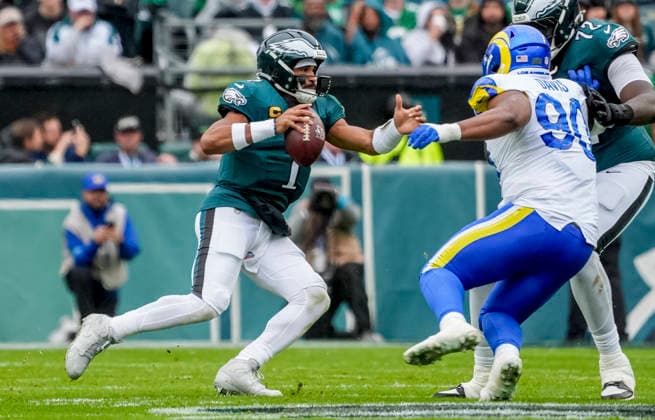 NFL, American Football Herren, USA 2026: Rams Vs Eagles OCT 04 October 4, 2026, Philadelphia, Pa, USA: Oct 4, 2026; Philadelphia, PA, USA; Philadelphia Eagles quarterback Jalen Hurts (1) slides after scrambling for yardage at Lincoln Financial Field. Mandatory Credit: Scott Serio-Cal Media(Credit Image: Scott Serio Cal Sport Media) Philadelphia Pa USA EDITORIAL USE ONLY Copyright: xx ZUMA-20261004_faf_cs17_158.jpg ScottxSeriox csmphotothree530994