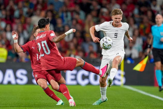 Soccer, Nations League Portugal vs. Norway, Nations League Porto, Portugal 20261004 Norway’s David Moller Wolfe is tackled by Portugal’s João Cancelo during the international soccer match between Portugal and Norway in the Nations League at Estádio do Dragão. Photo: Lise Aserud, NTB, Porto, Portugal. EDITORIAL USE ONLY. RESTRICTED USE FOR BETTING COMPANIES  Copyright: xLisexAserudxx xNTBx