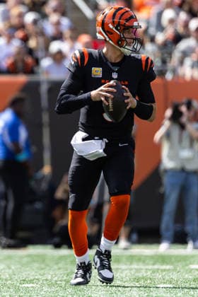 Oct 4, 2026; Cincinnati, OH, USA; Cincinnati Bengals quarterback Joe Burrow (9) sets in the pocket during NFL, American Football Herren, USA game action against the Jacksonville Jaguars at Paycor Stadium. Mandatory Credit: -Cal Media Cincinnati USA - ZUMAc04_ 20261004_zma_c04_021 Copyright: xJohnxMersitsx
