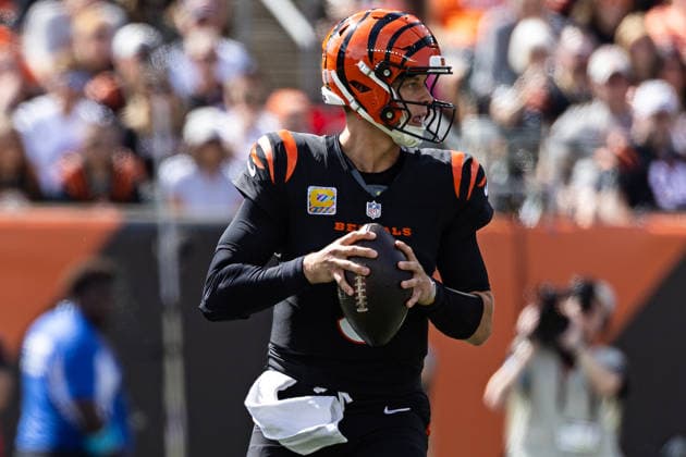 Oct 4, 2026; Cincinnati, OH, USA; Cincinnati Bengals quarterback Joe Burrow (9) sets in the pocket during NFL, American Football Herren, USA game action against the Jacksonville Jaguars at Paycor Stadium. Mandatory Credit: -Cal Media Cincinnati USA - ZUMAc04_ 20261004_zma_c04_025 Copyright: xJohnxMersitsx