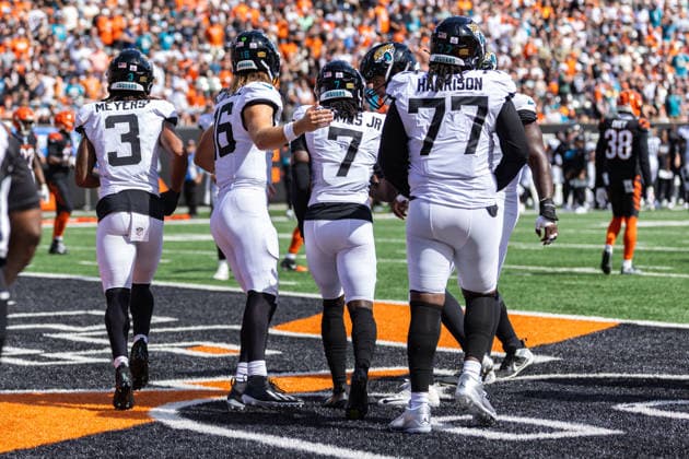 Oct 4, 2026; Cincinnati, OH, USA; Jacksonville Jaguars wide receiver Brian Thomas Jr. (7) celebrates touchdown with his teammates during NFL, American Football Herren, USA game action against the Cincinnati Bengals at Paycor Stadium. Mandatory Credit: -Cal Media Cincinnati USA - ZUMAc04_ 20261004_zma_c04_029 Copyright: xJohnxMersitsx