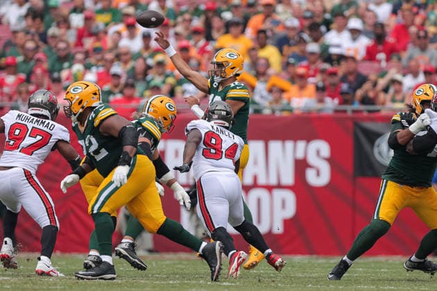 Oct 4, 2026; Tampa, FL, USA; Green Bay Packers quarterback Jordan Love (10) throws a pass during the NFL, American Football Herren, USA game between the Green Bay Packers and Tampa Bay Buccaneers at Raymond James Stadium. Mandatory Credit: Taylor McFee-Cal Media Tampa USA - ZUMAc04_ 20261004_zma_c04_037 Copyright: xTaylorxMcfeex