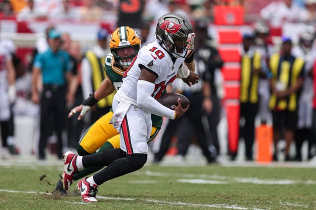 Oct 4, 2026; Tampa, FL, USA; Tampa Bay Buccaneers quarterback Jalon Daniels (10) scrambles under pressure during the first half of the NFL, American Football Herren, USA game between the Green Bay Packers and Tampa Bay Buccaneers at Raymond James Stadium. Mandatory Credit: Taylor McFee-Cal Media Tampa USA - ZUMAc04_ 20261004_zma_c04_044 Copyright: xTaylorxMcfeex