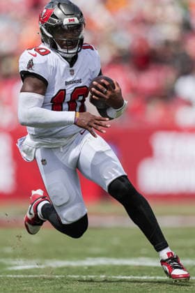 Oct 4, 2026; Tampa, FL, USA; Tampa Bay Buccaneers quarterback Jalon Daniels (10) runs the ball during the NFL, American Football Herren, USA game between the Green Bay Packers and Tampa Bay Buccaneers at Raymond James Stadium. Mandatory Credit: Taylor McFee-Cal Media Tampa USA - ZUMAc04_ 20261004_zma_c04_050 Copyright: xTaylorxMcfeex
