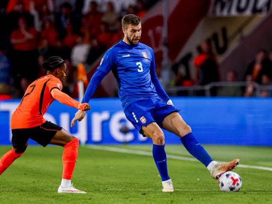 EINDHOVEN - Strahinja Pavlovic of Serbia passes the ball under pressure from Crysencio Summerville of the Netherlands during the UEFA Nations League match between the Netherlands and Serbia at the Philips Stadium on 04 October 2026 in Eindhoven, the Netherlands. MARCEL TER BALS ANP UEFA Nations League 2026 27 xVIxANPxSportx xMarcelxterxBalsxIVx 571519173 originalFilename: 571519173.jpg