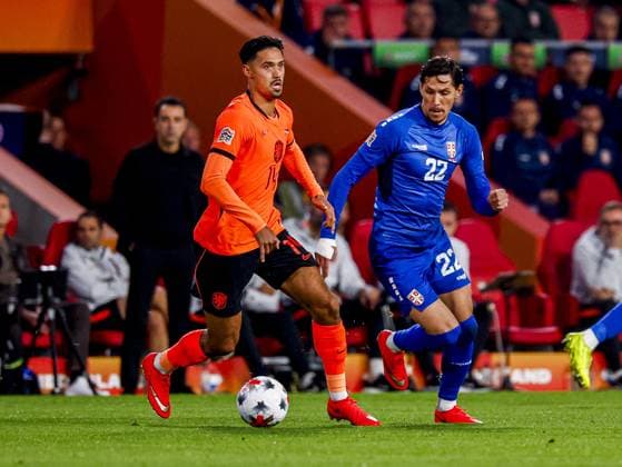 EINDHOVEN - Tijjani Reijnders of the Netherlands dribbles with the ball under pressure from Sasa Lukic of Serbia during the UEFA Nations League match between the Netherlands and Serbia at the Philips Stadium on 04 October 2026 in Eindhoven, the Netherlands. MARCEL TER BALS ANP UEFA Nations League 2026 27 xVIxANPxSportx xMarcelxterxBalsxIVx 571519243 originalFilename: 571519243.jpg
