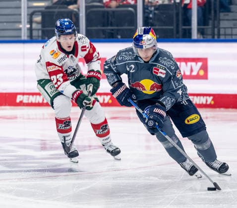 Yasin Ehliz (EHC Red Bull Muenchen, 42) vor Jimmy Lambert (Augsburger Panther, 23) GER, EHC Red Bull Muenchen vs. Augsburger Panther, DEL, Saison 2026 2027, 6. Spieltag, 04.10.2026. Foto: HMB Media Heike Feiner Copyright: HMBxMedia HeikexFeiner