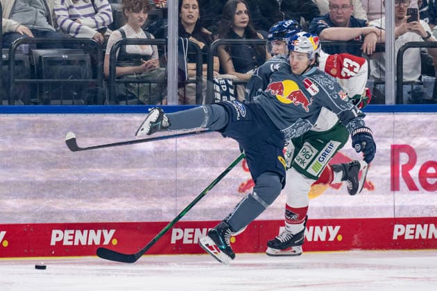 Kampf um den Puck Zweikampf zwischen Luis Becker (EHC Red Bull Muenchen, 14) und Tim Wohlgemuth (Augsburger Panther, 33) GER, EHC Red Bull Muenchen vs. Augsburger Panther, DEL, Saison 2026 2027, 6. Spieltag, 04.10.2026. Foto: HMB Media Heike Feiner Copyright: HMBxMedia HeikexFeiner