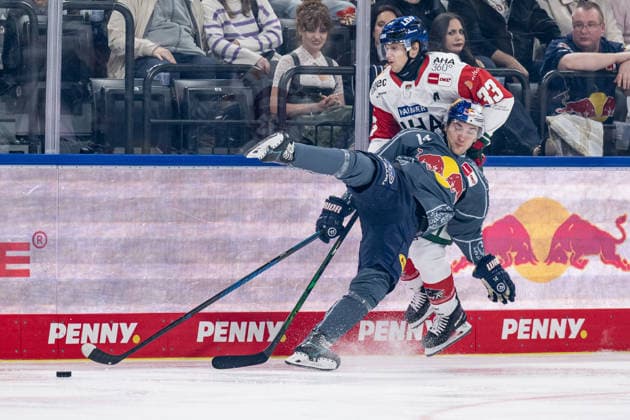 Kampf um den Puck Zweikampf zwischen Luis Becker (EHC Red Bull Muenchen, 14) und Tim Wohlgemuth (Augsburger Panther, 33) GER, EHC Red Bull Muenchen vs. Augsburger Panther, DEL, Saison 2026 2027, 6. Spieltag, 04.10.2026. Foto: HMB Media Heike Feiner Copyright: HMBxMedia HeikexFeiner